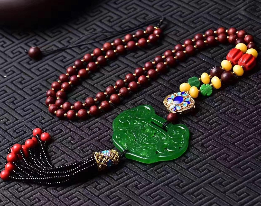 铁龙生翡翠值得买吗？它是少数颜色很美价格还十分实惠的翡翠！  第10张