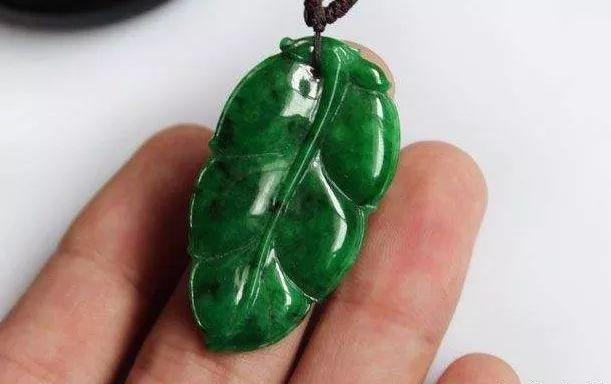 都说绿色的翡翠最贵，但这种满绿竟然不值钱？  第8张