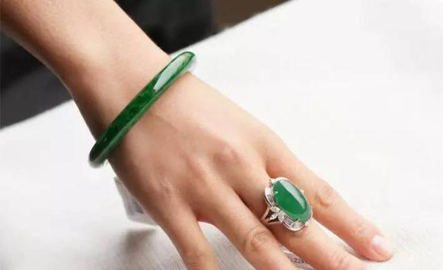Hot！｜翡翠价格全攻略，你的翡翠手镯到底值多少钱？  第5张