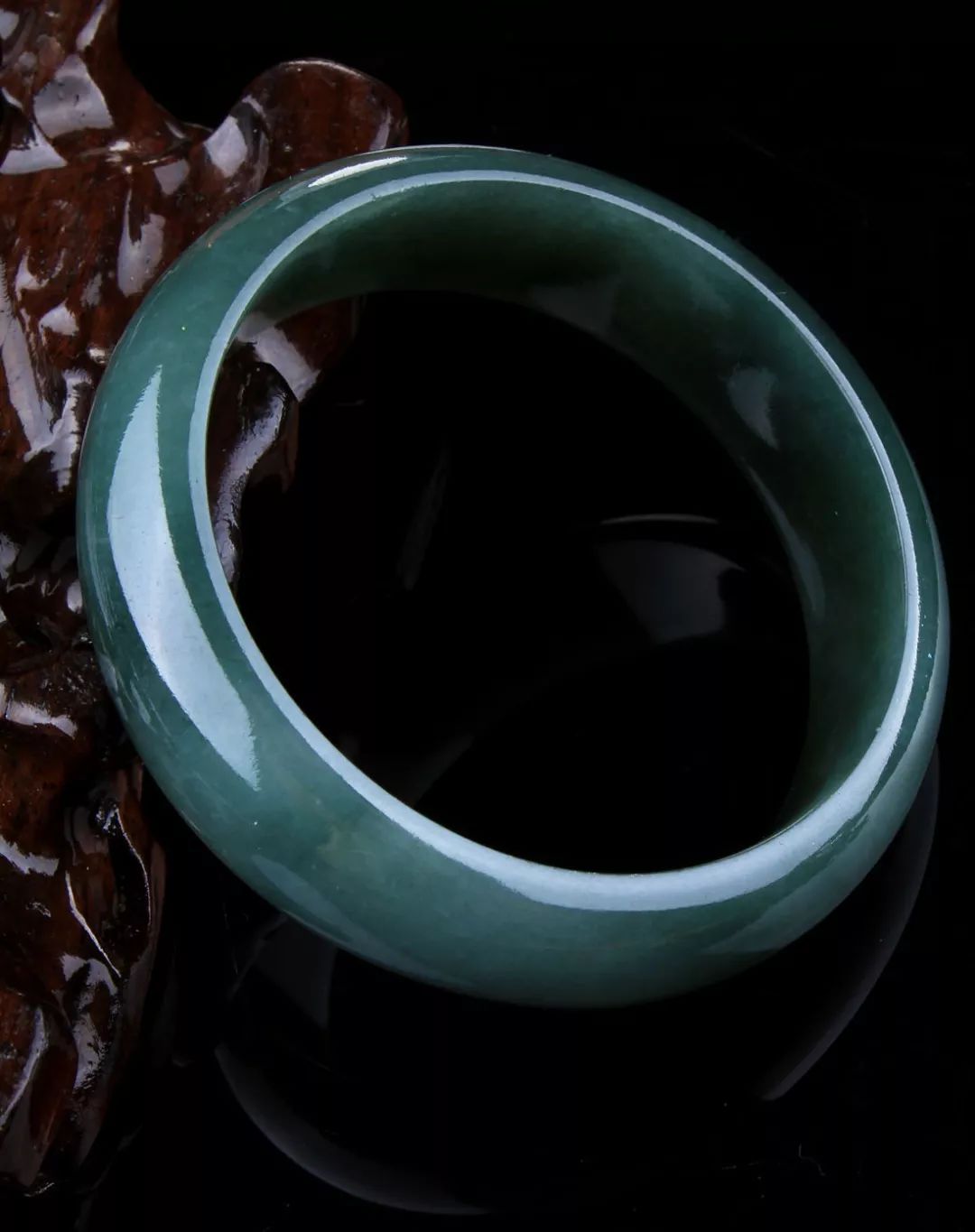 阳绿翡翠手镯圆条蓝水翡翠的价格如何？我们该如何挑选蓝水翡翠？  第6张