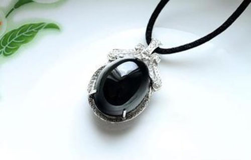 墨翡价值不菲，从种、水、色、雕、工和瑕疵去观察墨翠优劣  第2张