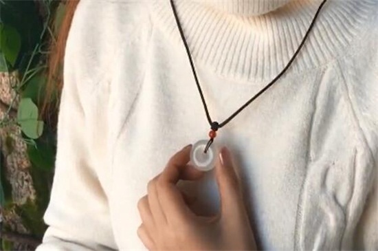 广东翡翠玉石吊坠批发白玉平安扣的寓意   第4张