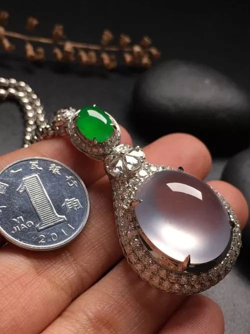 玉佛吊坠价格和图片老坑玻璃种翡翠价格高吗？怎么评价老坑玻璃种翡翠？  第8张