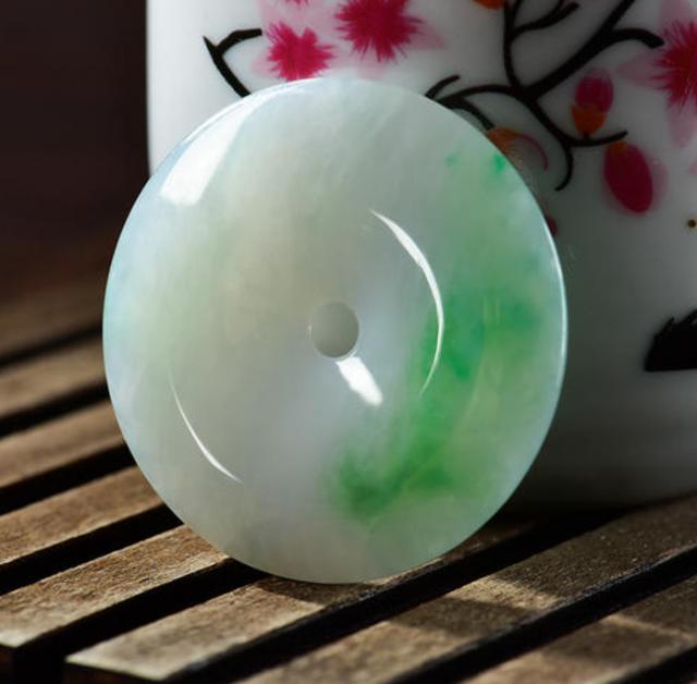 从备受瞩目到遭人嫌弃，经历高开低走后，白色翡翠终于再次逆袭！  第18张