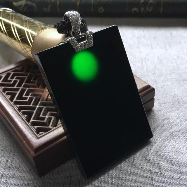 高级翡翠鉴定师绿到发黑的墨翠你见过吗？墨翠挂件的价格如何？  第2张