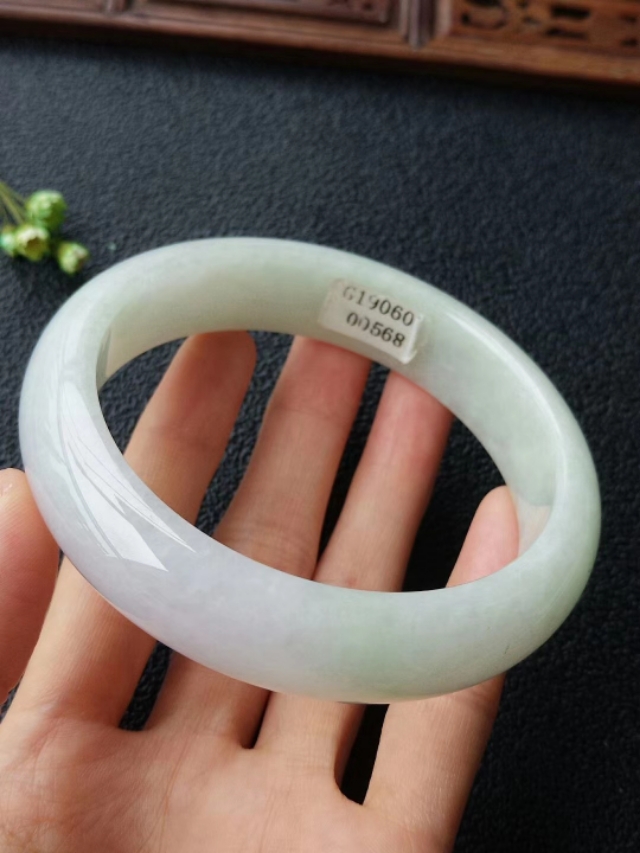 50万以上的翡翠手镯吗翡翠手镯价格对比图，对比查价格，再也不担心上当了  第1张