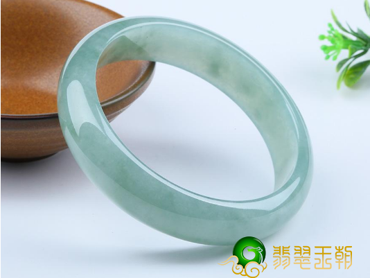 玩玉值钱吗糯种翡翠手镯多少钱? 看完不再花冤枉钱   第2张