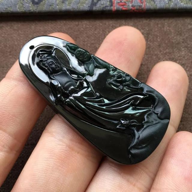 高级翡翠鉴定师绿到发黑的墨翠你见过吗？墨翠挂件的价格如何？  第1张