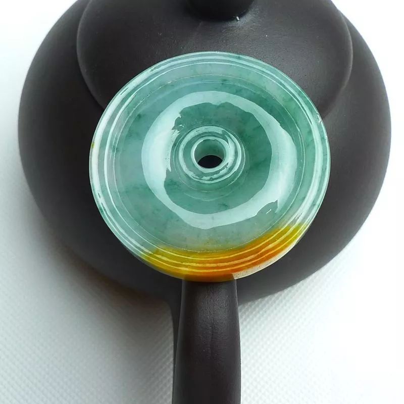 黄加绿翡翠是一种什么样的翡翠？它的价值如何？  第2张