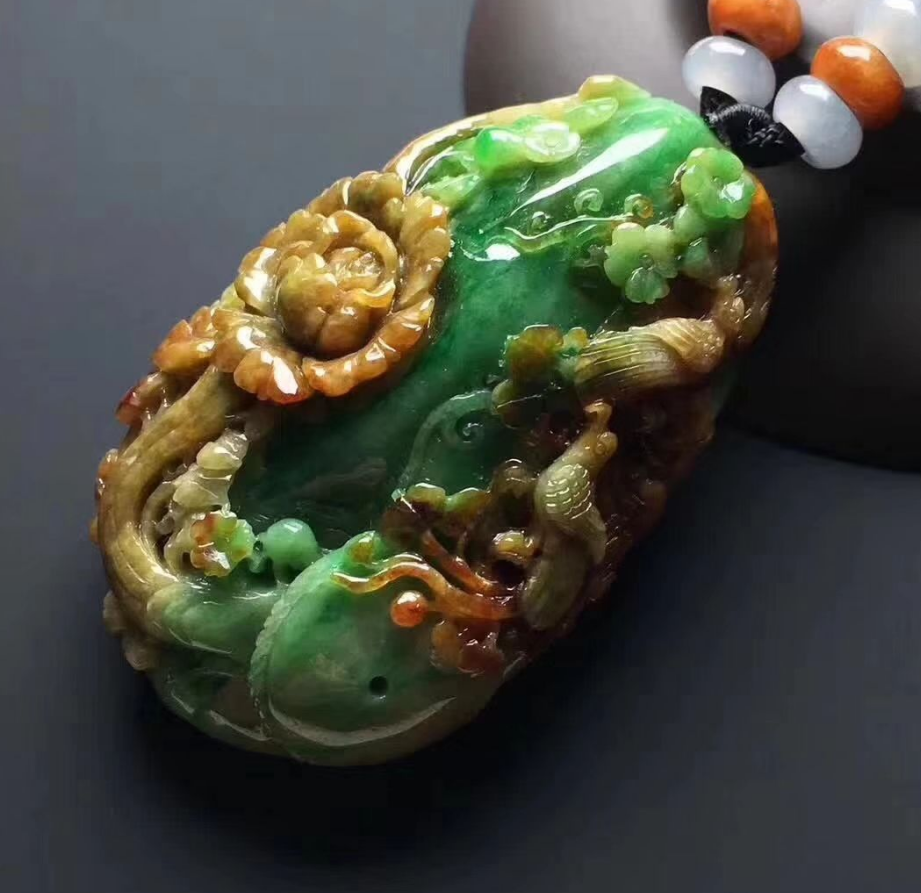 翡翠吊坠的鉴定风格庄严大气，被视为权力和财富的象征，黄翡的价格仍十分实惠  第26张