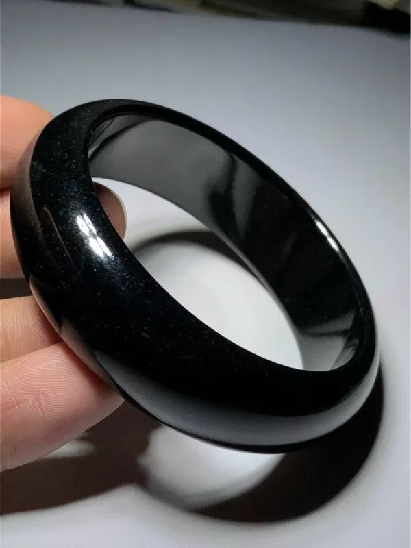 豆阳绿翡翠入手一款墨翠手镯必须要知道的事！影响墨翠手镯价格的因素有这些  第4张