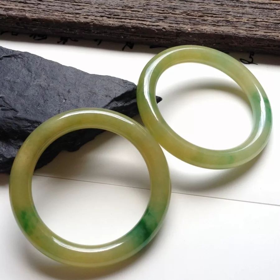 极品翡翠我们该如何看待黄加绿翡翠的市场价格的高低？  第3张