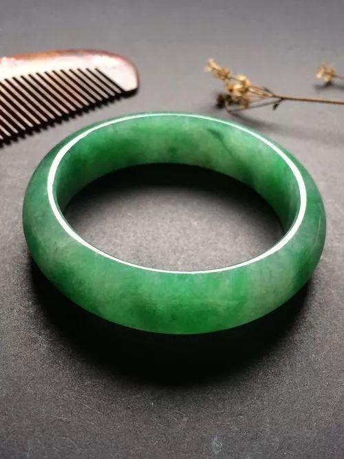 冰蓝翡翠手镯图片阳绿翡翠怎么样？a货阳绿翡翠手镯价格为什么那么贵？  第11张