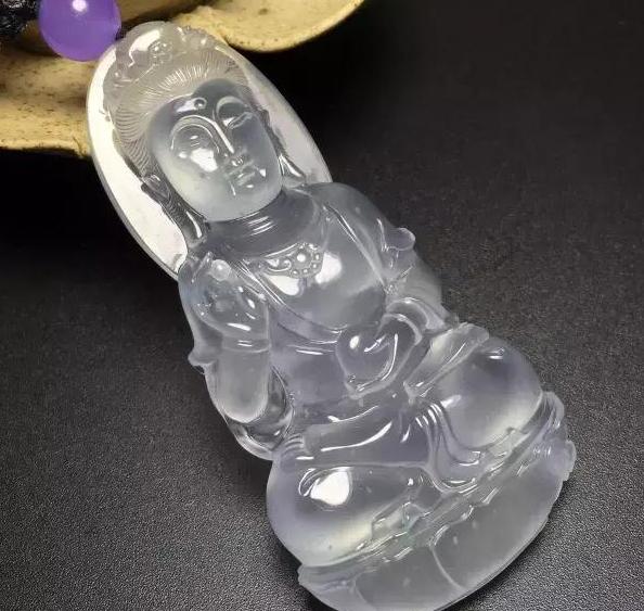 翡翠吊坠珠宝图片大全翡翠手雕多少钱一件？翡翠手雕和机雕的区别   第3张