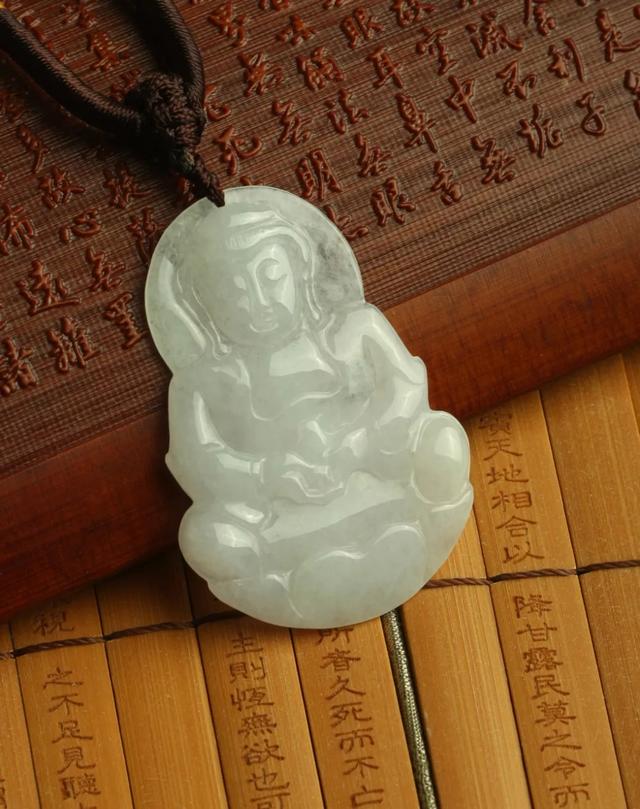 白色的翡翠价格贵吗？你会挑选吗？  第7张