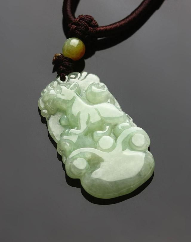 色彩亮丽颜值还高，豆种翡翠的价格让人直呼划算  第9张