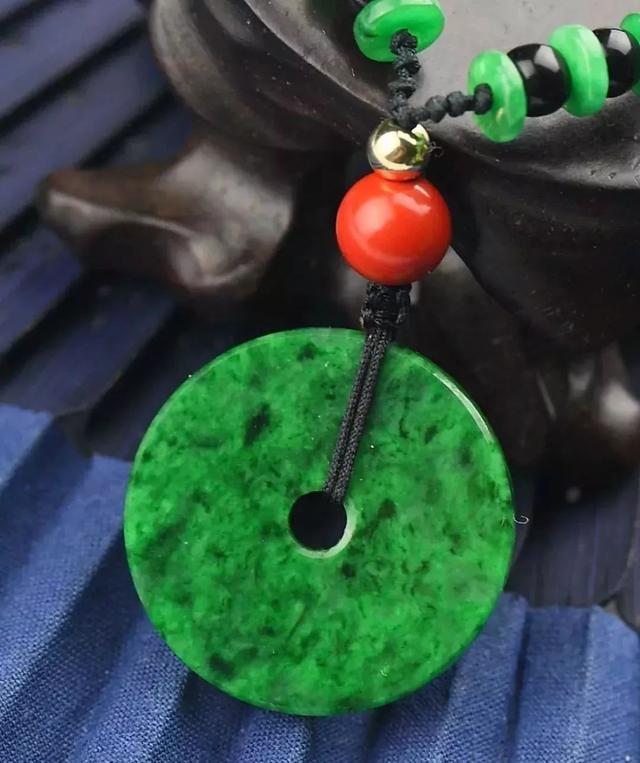 “绿色翡翠”都很值钱？错了！这2种翡翠即使满绿价值也不高  第5张