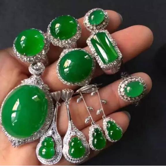 翡翠涨的比房价还快！十几年前1000块买的翡翠，如今翻了2000倍  第11张