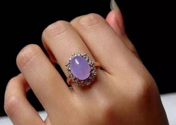 翡翠和玉如何区别未来的翡翠市场行情将会如何变化呢！  第1张