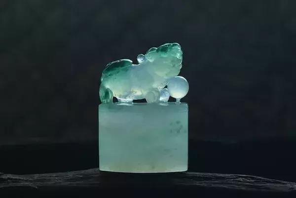 翡翠吊坠镶翡翠矿区即将停产？你的翡翠将价值连城？  第2张