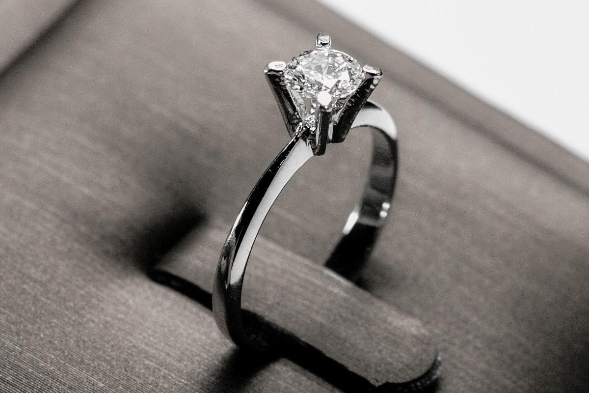 为什么那么多人纠结钻石是不是骗局？  第1张