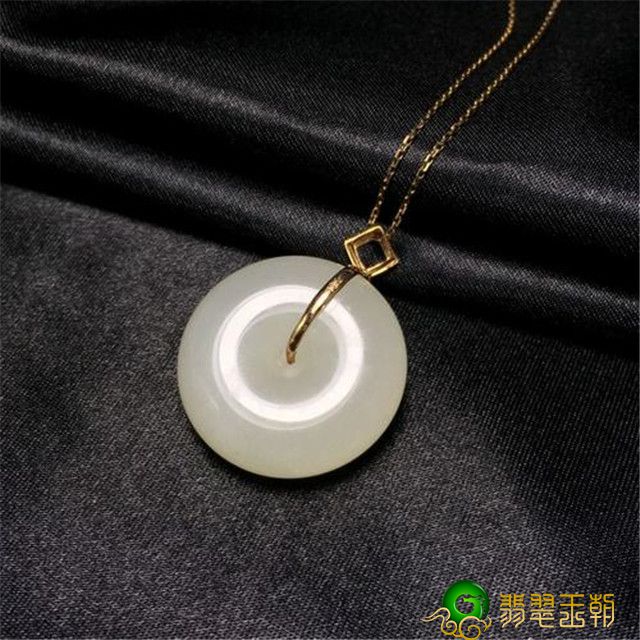 翡翠原石帝王绿180亿新疆和田玉翡翠平安扣价钱高吗？讲下怎样选择高品质新疆和田玉翡翠平安扣！   第2张