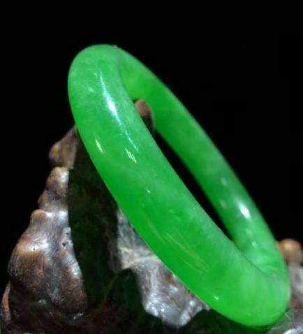 广州翡翠原石市场玻璃种帝王绿翡翠价格怎么样  第2张