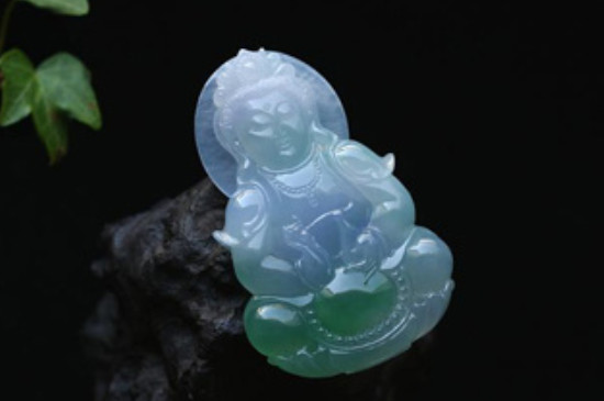 2000元以上的翡翠吊坠图片玉如意是干什么用的，玉如意送人可增进人际关   第1张