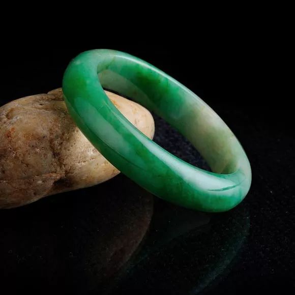 极品翡翠我们该如何看待黄加绿翡翠的市场价格的高低？  第5张