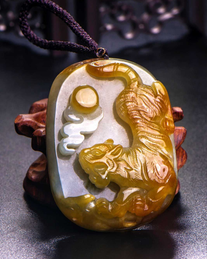 翡翠吊坠的鉴定风格庄严大气，被视为权力和财富的象征，黄翡的价格仍十分实惠  第15张