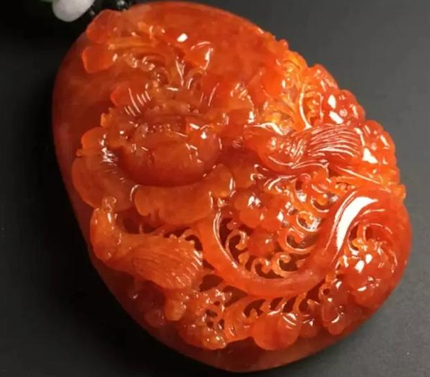 翡翠红色系列：鸡冠红的翡翠收藏价值高，成为市面上最抢手的翡翠  第2张