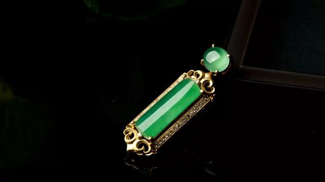 冰蓝翡翠手镯图片阳绿翡翠怎么样？a货阳绿翡翠手镯价格为什么那么贵？  第2张