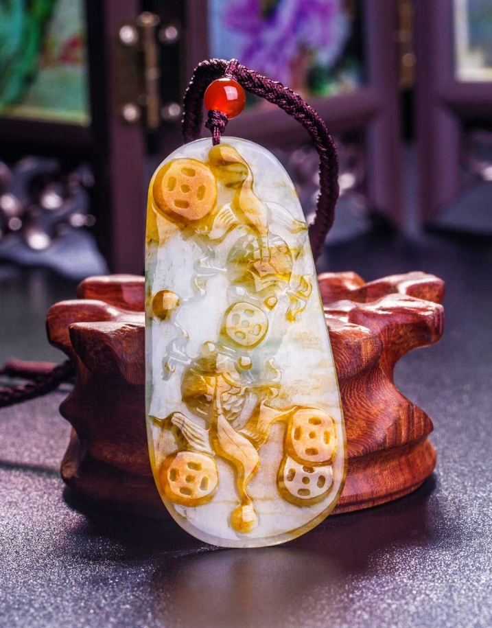 翡翠吊坠的鉴定风格庄严大气，被视为权力和财富的象征，黄翡的价格仍十分实惠  第16张