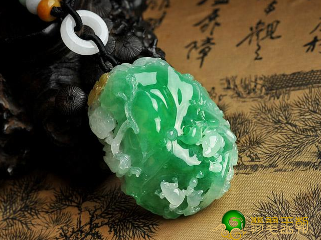 翡翠乌鸡手镯翡翠与玛瑙，这两种截然不同的珍宝，有什么区别？   第2张