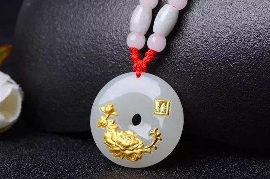 东莞翡翠首饰批发市场男人适合戴多大平安扣，适合男人的平安扣尺寸   第2张
