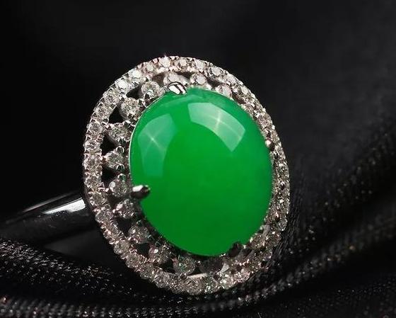 老帕敢翡翠原石特点翡翠价格逐年上升成为最热门投资收藏品远超古董字画，原因很简单  第1张