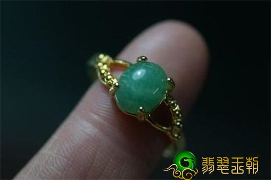 高端翡翠饰品什么样石头会出翡翠？翡翠是从什么样石头出来的？   第3张