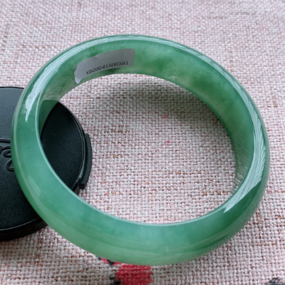 一般的翡翠玉镯子价格如何？翡翠玉镯子价格介绍  第1张