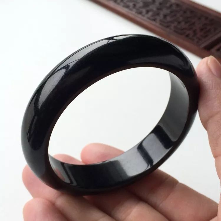 豆阳绿翡翠入手一款墨翠手镯必须要知道的事！影响墨翠手镯价格的因素有这些  第9张