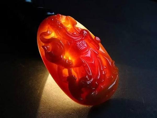 翡翠原石求本色以绿为尊，“色差一分，价差天与地“  第3张