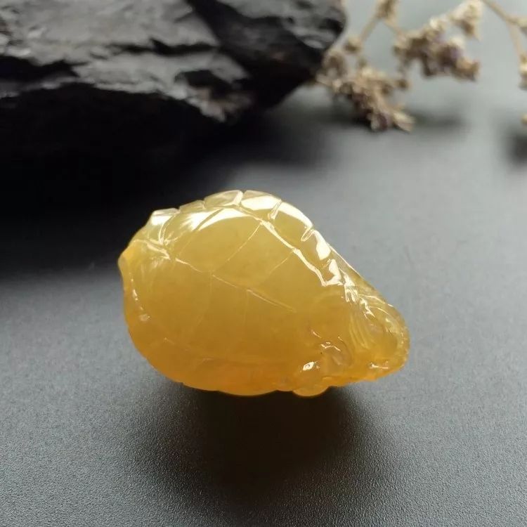 如何判断黄翡价格的高低？黄翡值钱吗？  第4张