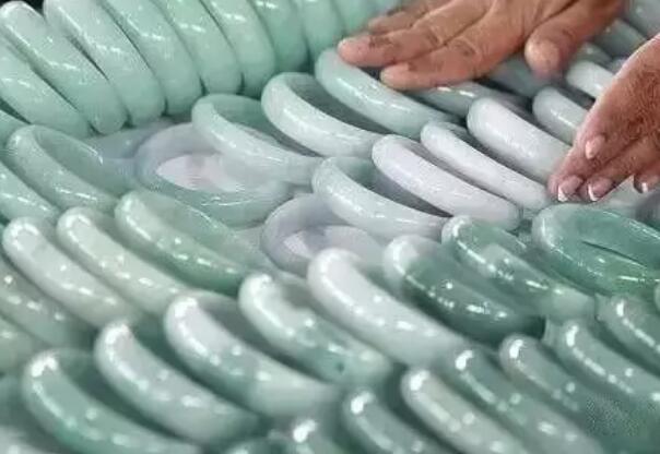 翡翠镯子区别春带彩翡翠戴久了会怎么样？有的“春”没了、还有的掉粉？  第3张