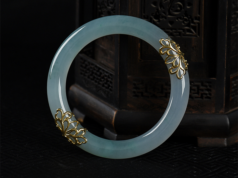 白瓷底翡翠原石图片中档翡翠也能升值！糯种翡翠怎么挑？  第3张