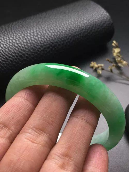 冰蓝翡翠手镯图片阳绿翡翠怎么样？a货阳绿翡翠手镯价格为什么那么贵？  第8张