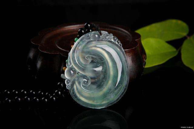 翡翠手镯怎样标价老坑玻璃种竟然卖白菜价：差的雕刻工艺让好翡翠一文不值  第4张