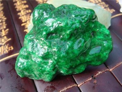 新手怎样鉴别翡翠原石？这4个方式最直接   第2张