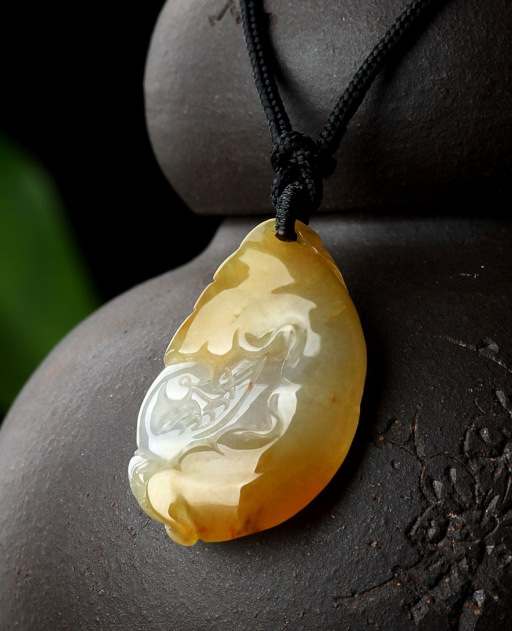 翡翠吊坠的鉴定风格庄严大气，被视为权力和财富的象征，黄翡的价格仍十分实惠  第30张