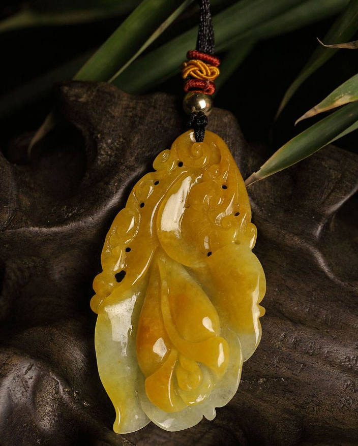 翡翠吊坠的鉴定风格庄严大气，被视为权力和财富的象征，黄翡的价格仍十分实惠  第6张