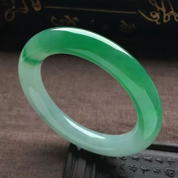 花了10万元买的春带彩翡翠手镯，“春”给冻掉了？真相到底如何？  第1张