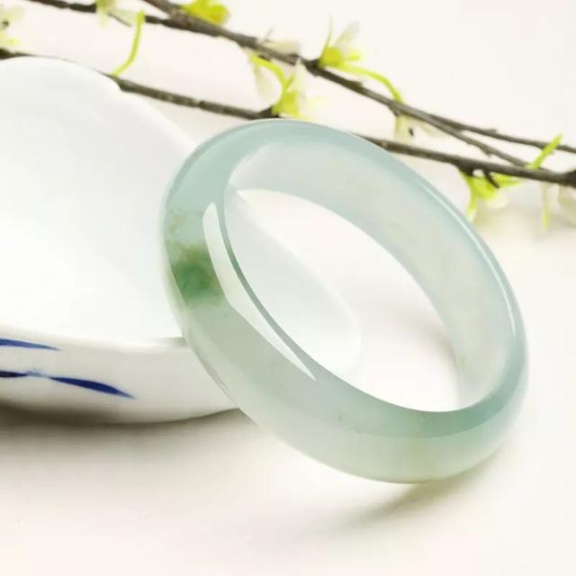 翡翠给人的感觉糯冰翡翠手镯颜值高、价格低，难怪成了女性朋友眼中的“白月光”  第1张